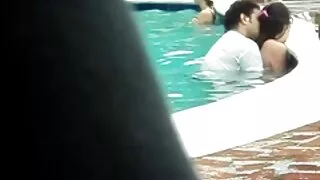 મોટા ટિટ્સ સાથે પાડોશીની બિલાડીને બેંગ મારા stepmom ચુંબન કર્યા પછી, માણસ પલંગ પર એક છોકરીને વાહિયાત કરે છે