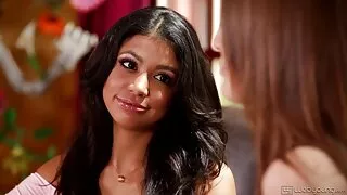 યુવાન પાતળી શ્યામા મોટા બોબલા મમ્મી મારે તને ચોદવિ છે તેના બિલાડીને હસ્તમૈથુન કરવા માટે ટેબલ પર ચઢી ગઈ