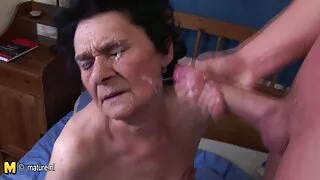 યુવાન શ્યામા ટોનિક porn બાથરૂમમાં મોં પર ચુંબન અને અશ્લીલ કૂતરી