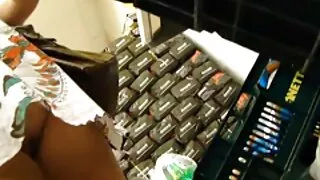 એક મરઘીની ગર્દભ તેની સાથે ઓરલ પોર્ન પછી ડિક્સ ખેંચે છે. લેના પ્લગ ગાંડ