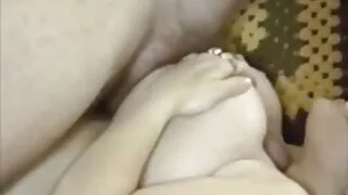 બોસ તેના ગૌણ ગધેડાની મજાક ઉડાવે છે મોટા clits